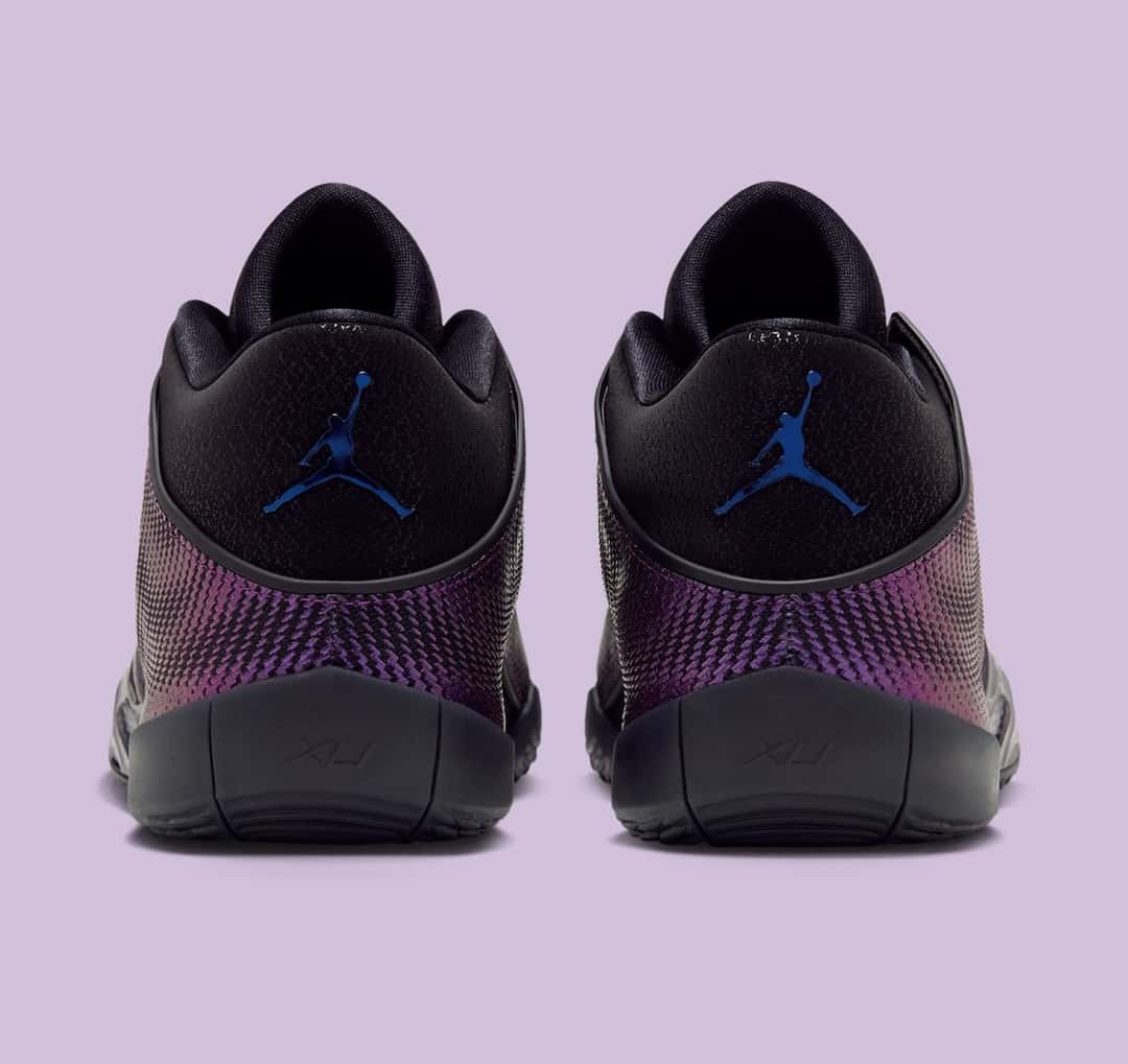 Talones del Air Jordan 41 Amethyst con el Jumpman azul y el violeta metalizado que sube desde la suela