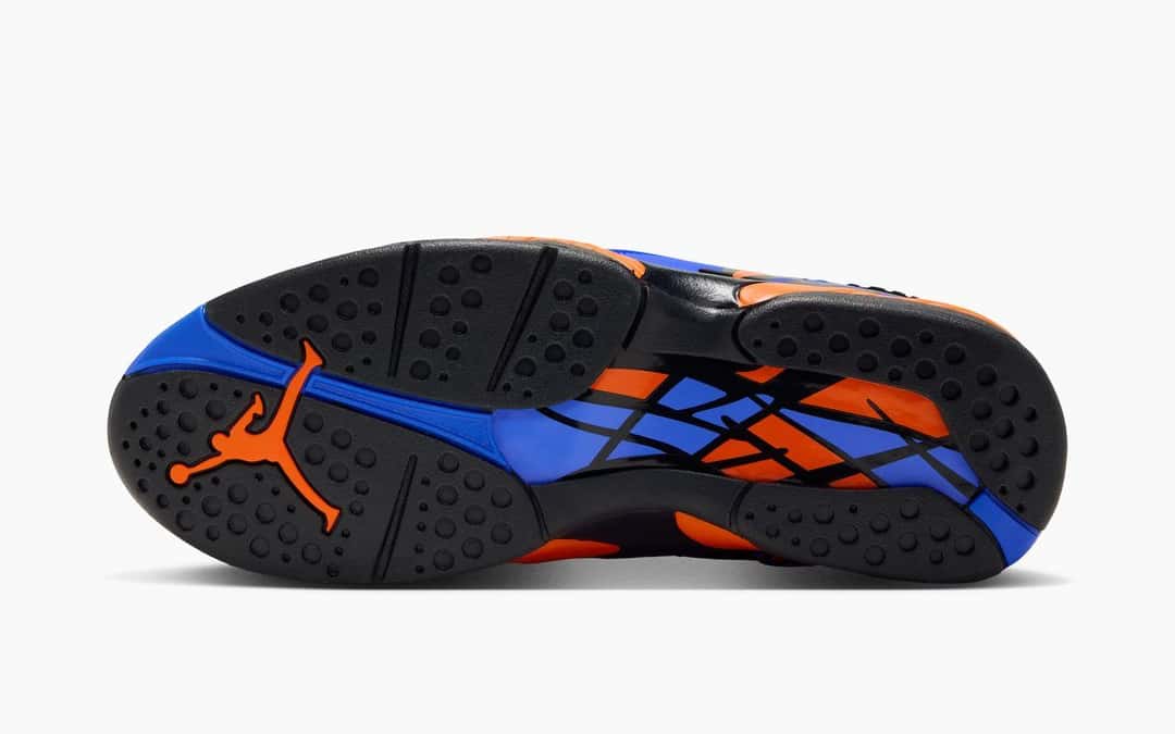 Suela de la Air Jordan 8 Knicks en azul y naranja, con el Jumpman naranja en el talón