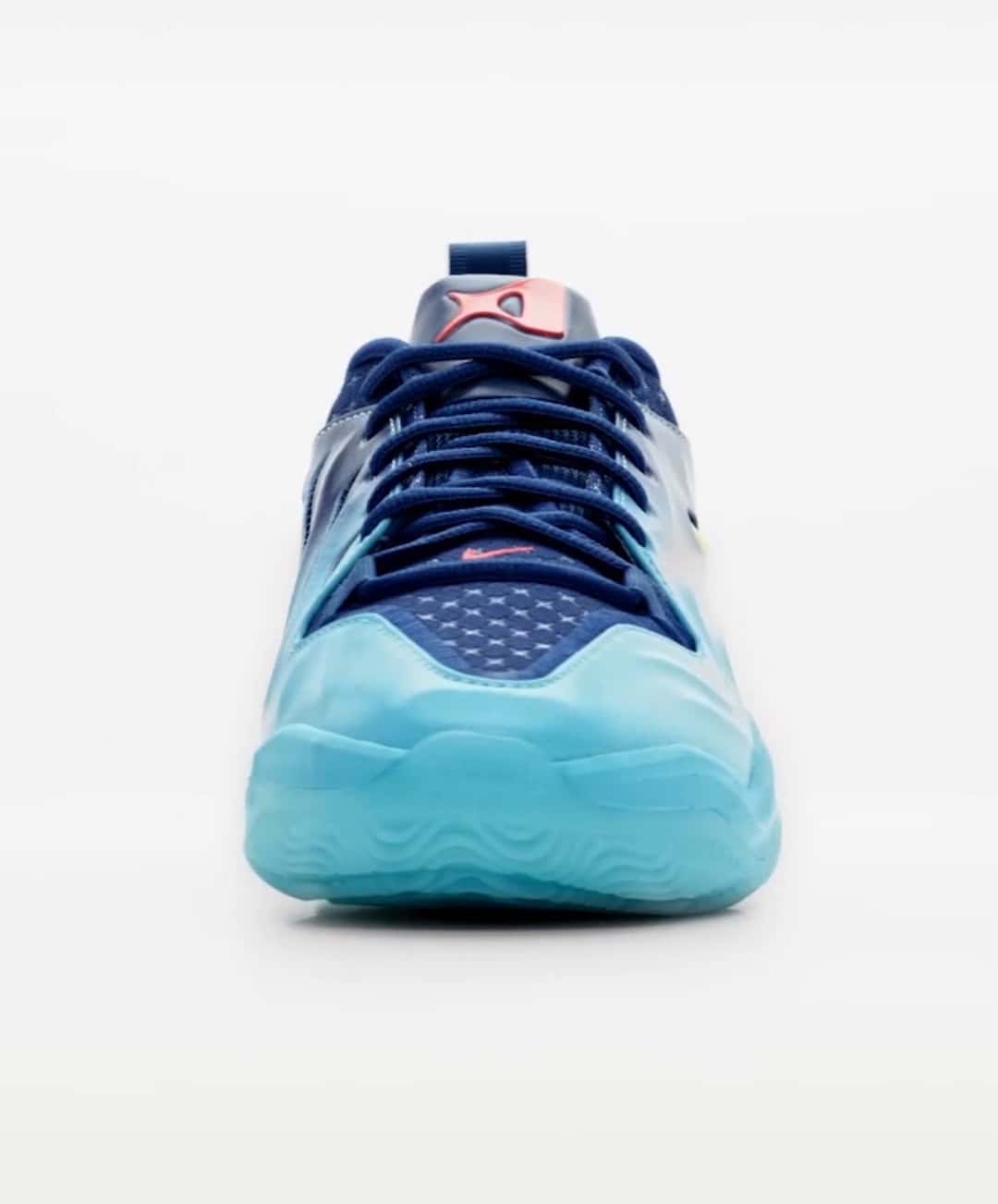 Nike A'Two Wheels On de frente, con la punta celeste, los cordones azul marino y el logo rosa en la lengüeta