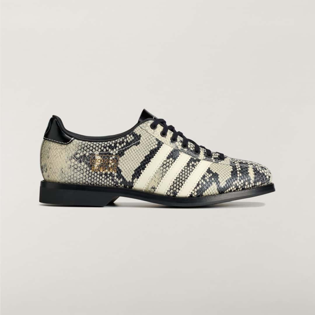 Brain Dead x adidas Samba Bowling Snakeskin de perfil lateral sobre fondo gris claro, con textura de piel de serpiente en crema y negro, tres tiras crema, logo adidas Bowling grabado en dorado, talón de charol negro y suela negra gruesa