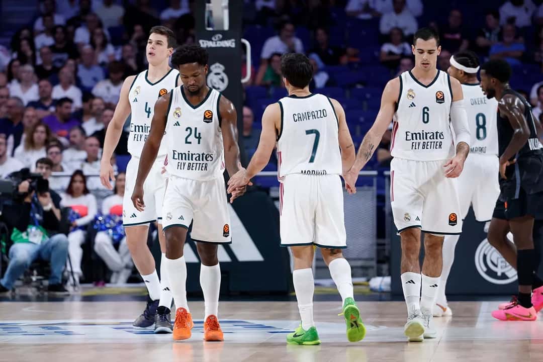 Facundo Campazzo, de espaldas con la camiseta blanca número 7 del Real Madrid, choca las manos con sus compañeros durante el partido ante el ASVEL en el Movistar Arena