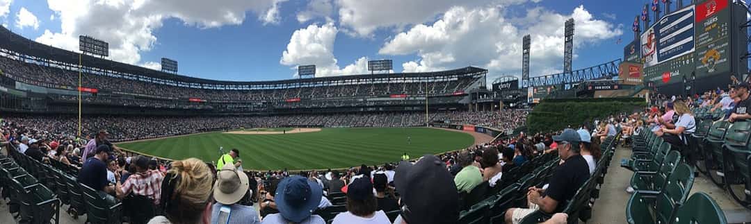 Foto de archivo: vista de Rate Field, estadio de los Chicago White Sox, con las tribunas llenas un día de sol y el campo de juego de fondo