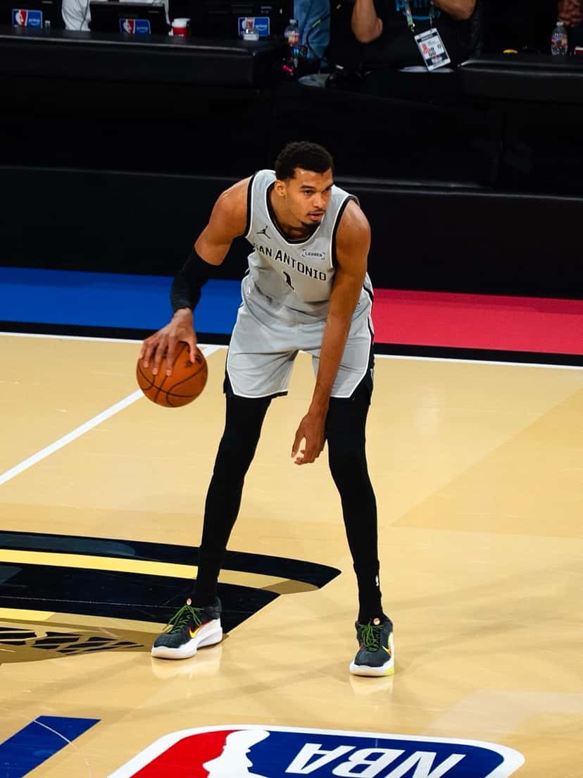 Foto de archivo: Victor Wembanyama, con la camiseta gris de San Antonio, avanza con la pelota en un partido de la Copa NBA
