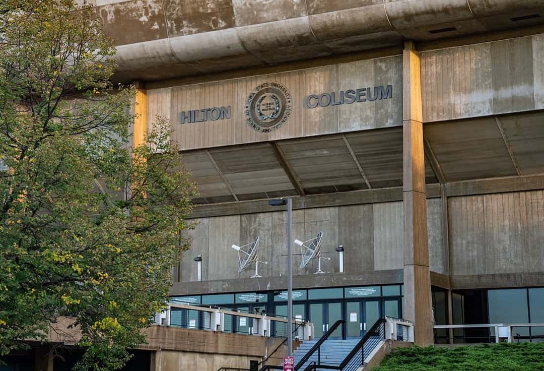 Fachada del Hilton Coliseum, con el escudo de la Universidad de Iowa State, en Ames