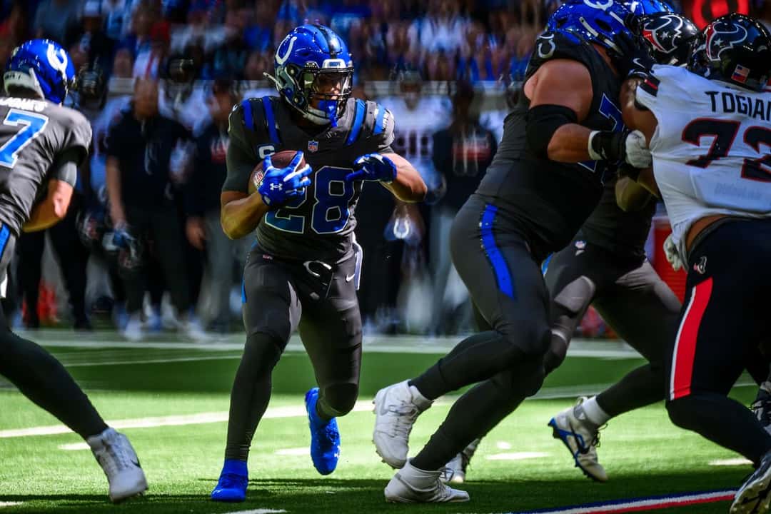 Jonathan Taylor, con el uniforme negro de los Colts, corre con la pelota ante los Texans en Indianápolis, foto de archivo