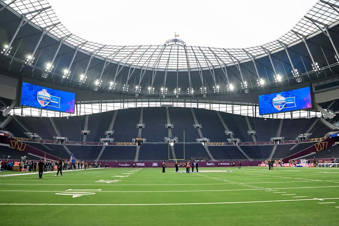 El Tottenham Hotspur Stadium vacío antes del partido, con las pantallas de los London Games de la NFL