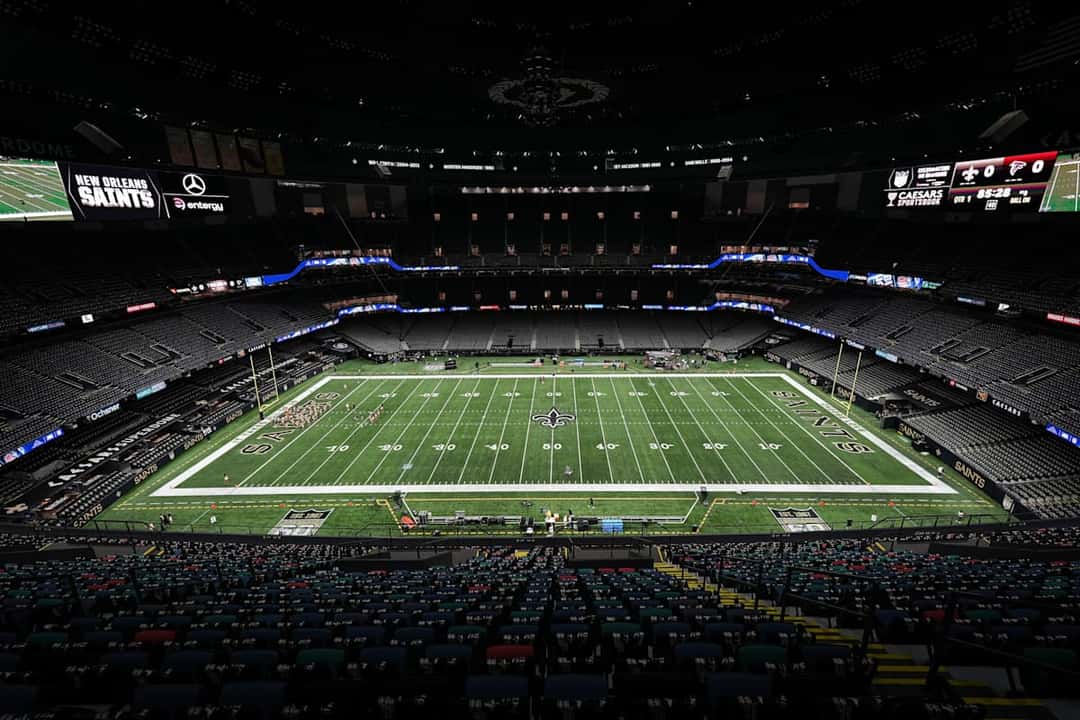El Caesars Superdome visto desde lo alto, con el campo de los Saints y las tribunas todavía vacías antes del partido