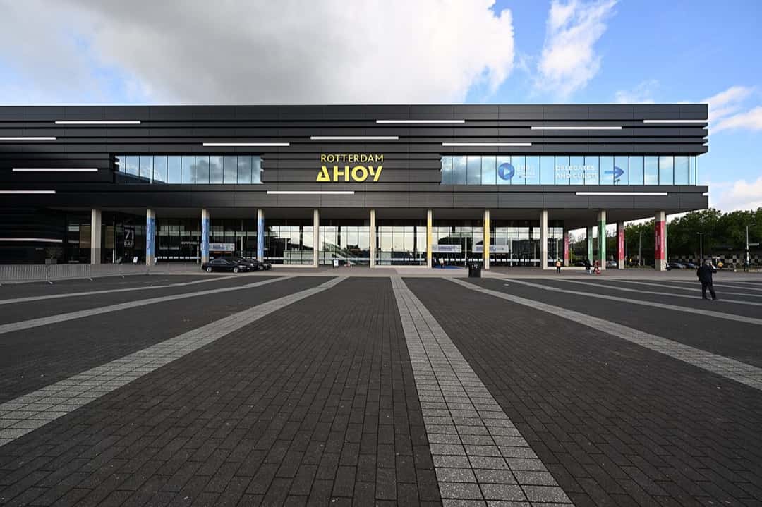 El frente del Rotterdam Ahoy, con el cartel amarillo de la sede sobre la fachada negra