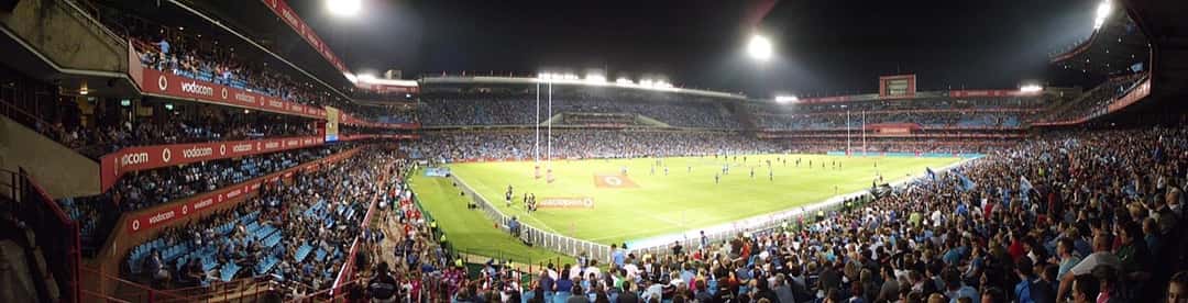 Foto de archivo: panorámica nocturna del estadio Loftus Versfeld de Pretoria, con las tribunas llenas de hinchas de los Bulls