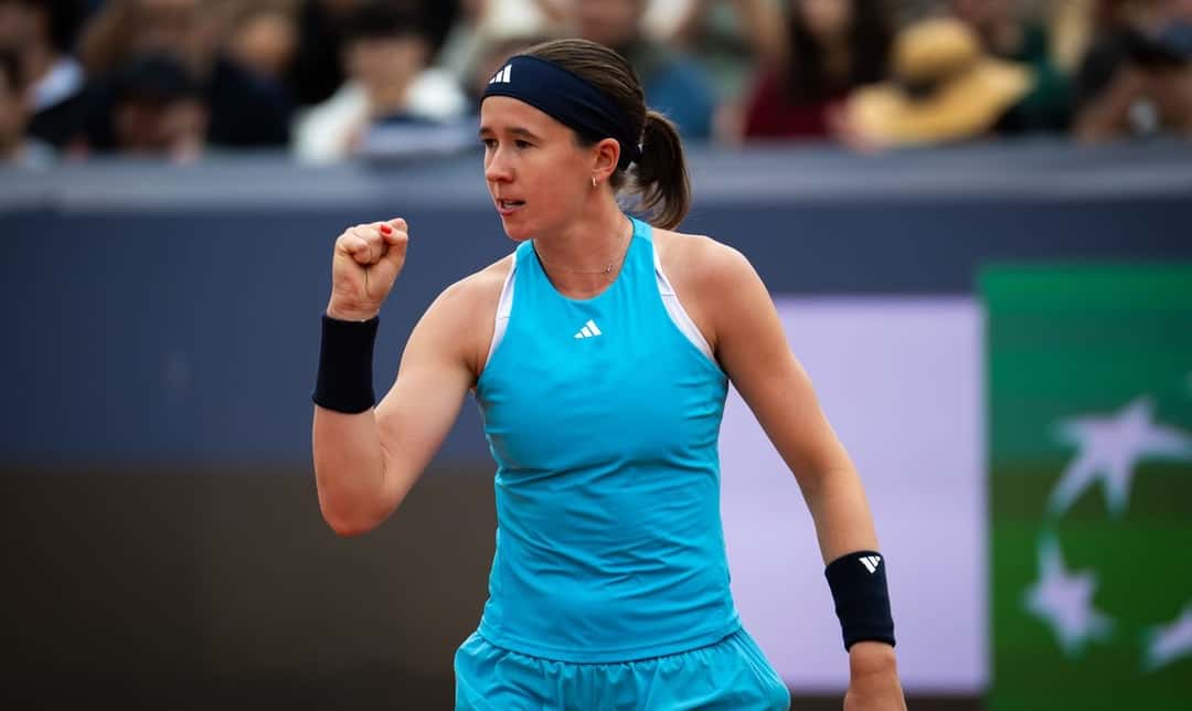 Nikola Bartunkova, con musculosa celeste y vincha azul, aprieta el puño en el Abierto de Roma 2026 (foto de archivo)