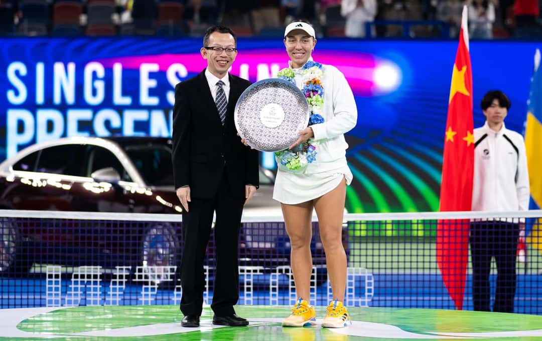 Foto de archivo: Jessica Pegula posa con el plato de subcampeona junto a un directivo en la premiación del Wuhan Open
