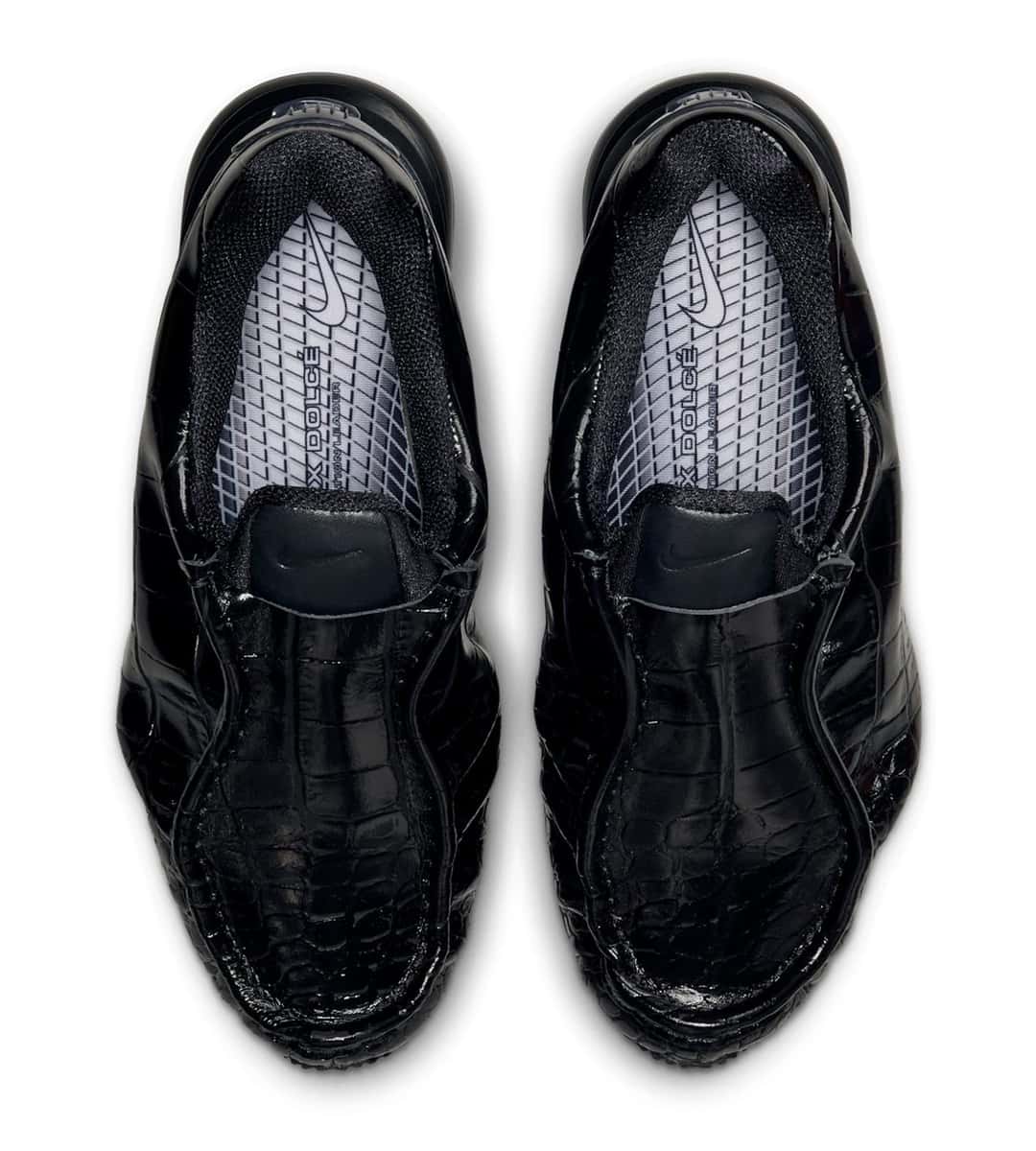 Vista desde arriba del par de Nike Air Max Dolce Leather negra, con la textura de cocodrilo en toda la capellada y la plantilla gris