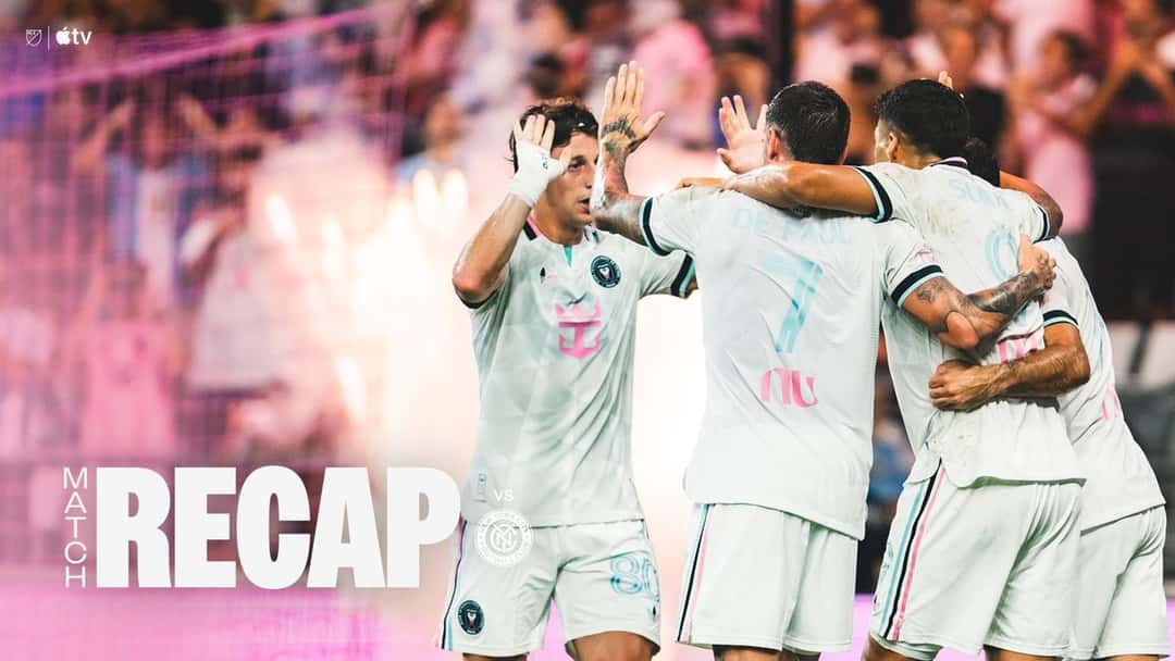 Jugadores de Inter Miami, con la camiseta blanca y rosa, se abrazan para festejar un gol ante New York City FC en el Nu Stadium (foto: prensa Inter Miami CF)