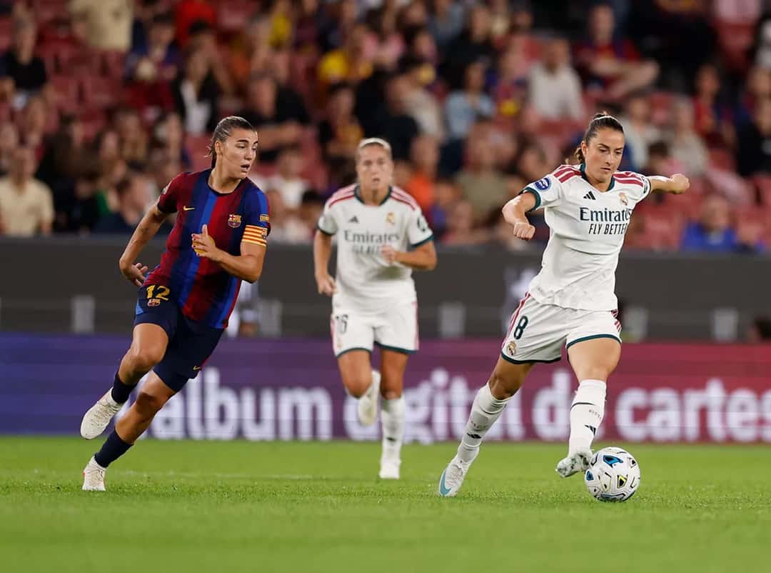 Futbolistas de Barcelona y Real Madrid durante el clásico femenino en el Spotify Camp Nou. Foto: Real Madrid C. F.