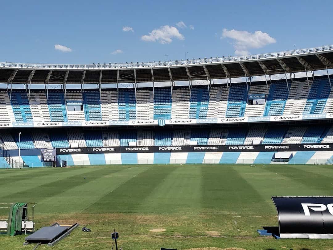 Las tribunas celestes y blancas del estadio Presidente Perón, el Cilindro de Avellaneda, vacías y con la cancha en primer plano; foto de archivo de diciembre de 2021 (foto: RDPFLAME, Wikimedia Commons, dominio público CC0)
