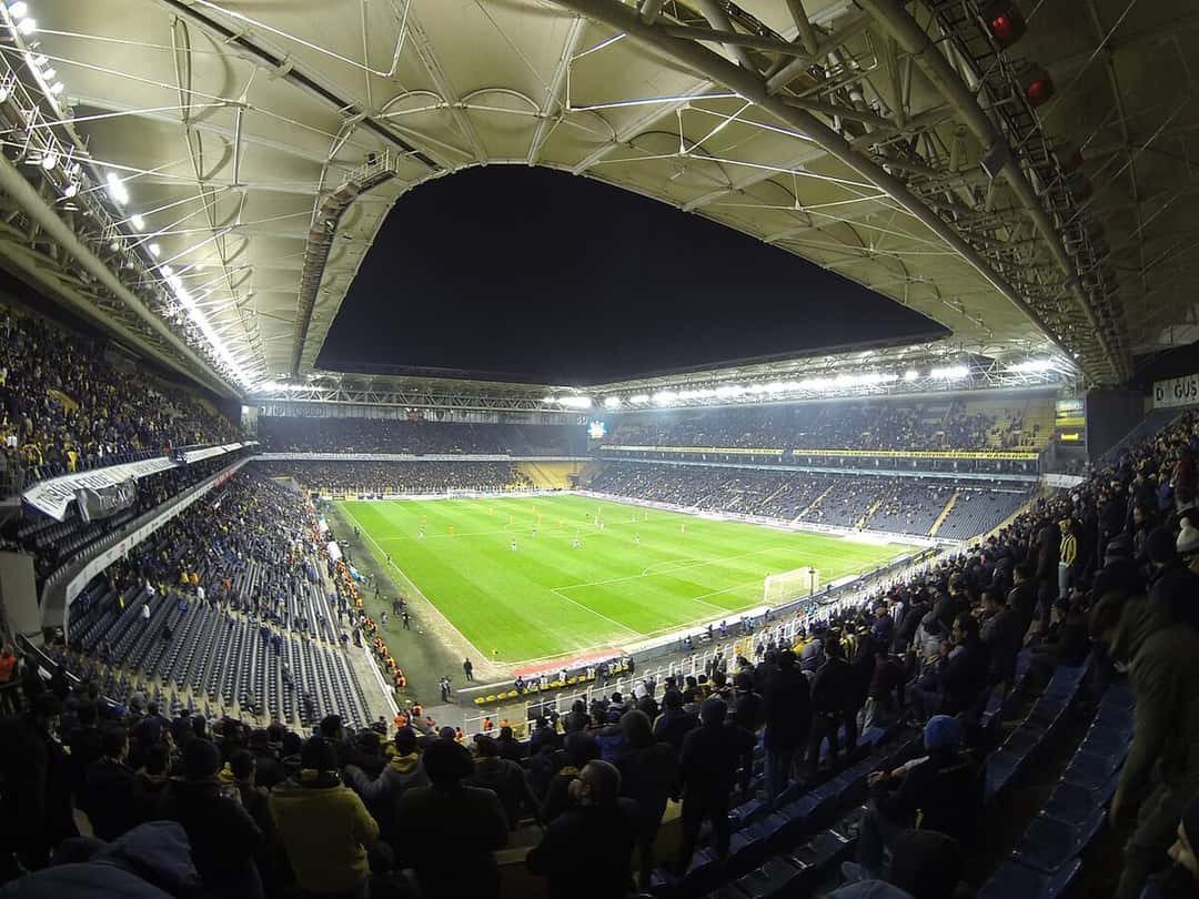 El estadio Şükrü Saracoğlu, del Fenerbahçe, de noche y con hinchas en las tribunas durante un partido; foto de archivo de 2017 (foto: Sakhalinio, Wikimedia Commons, licencia CC BY-SA 4.0)