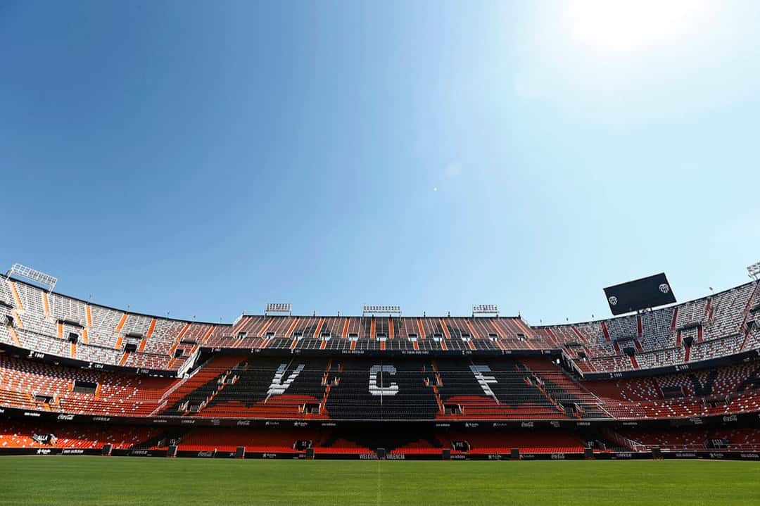 Las tribunas de Mestalla vistas desde la cancha, con las butacas que forman las letras VCF; foto de archivo de septiembre de 2014 (foto: Valencia CF, Wikimedia Commons, licencia CC BY-SA 4.0)