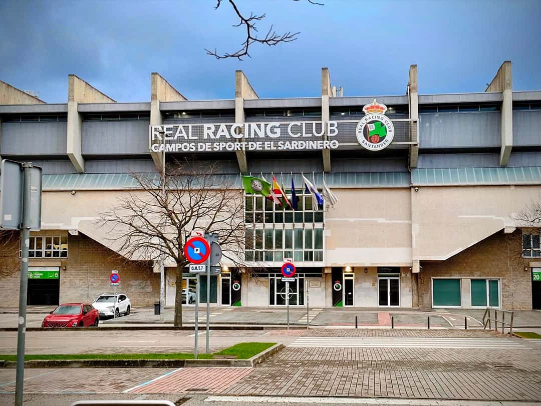 La fachada oeste de los Campos de Sport de El Sardinero, el estadio del Racing de Santander, con el escudo y el nombre del club; foto de archivo de diciembre de 2025 (foto: Emilio Gómez Fernández, Wikimedia Commons, licencia CC BY-SA 4.0)