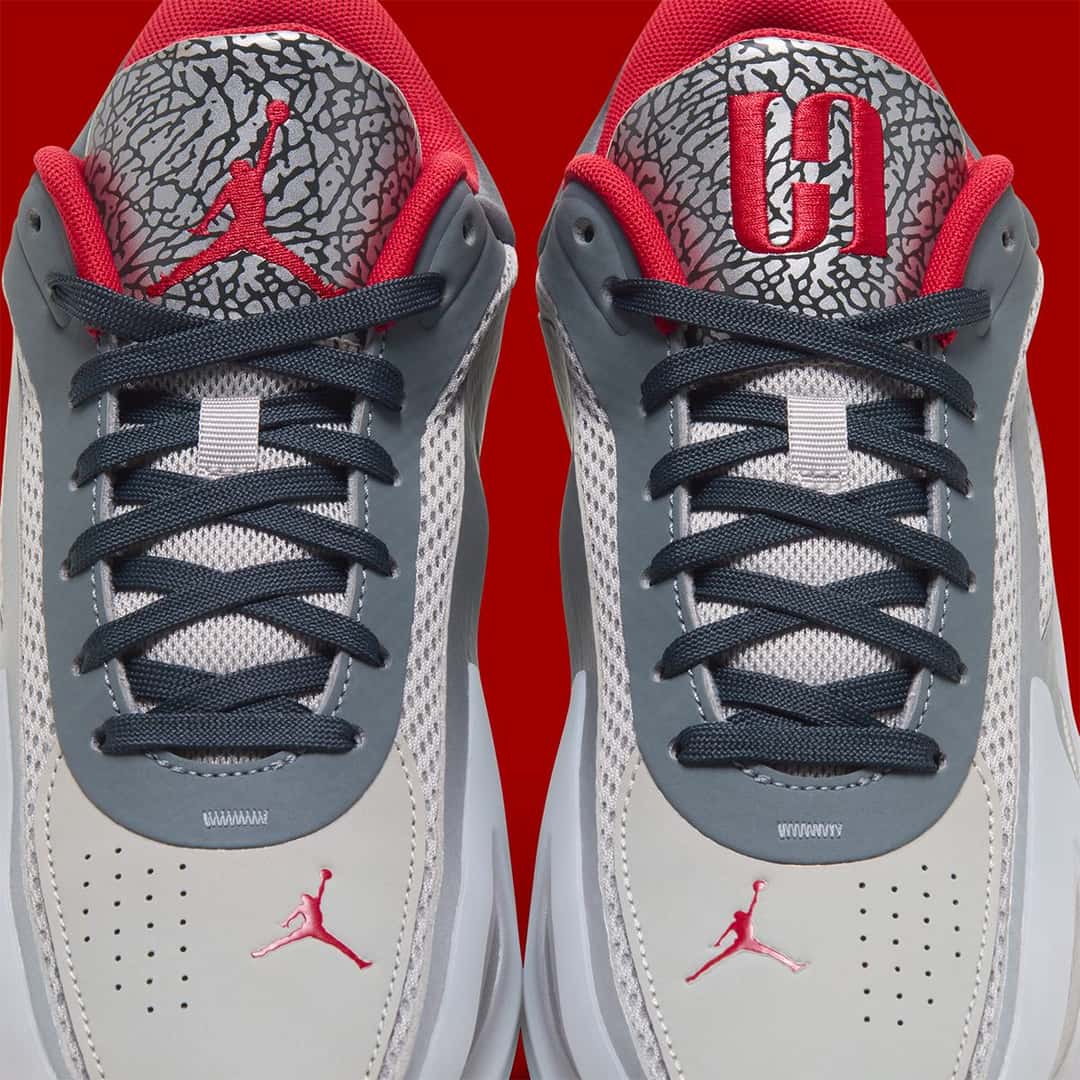 Lengüetas de la Jordan Heir Series 2 Elephant Print con el elephant print gris, el Jumpman rojo en una y un logo rojo en la otra, con cordones negros