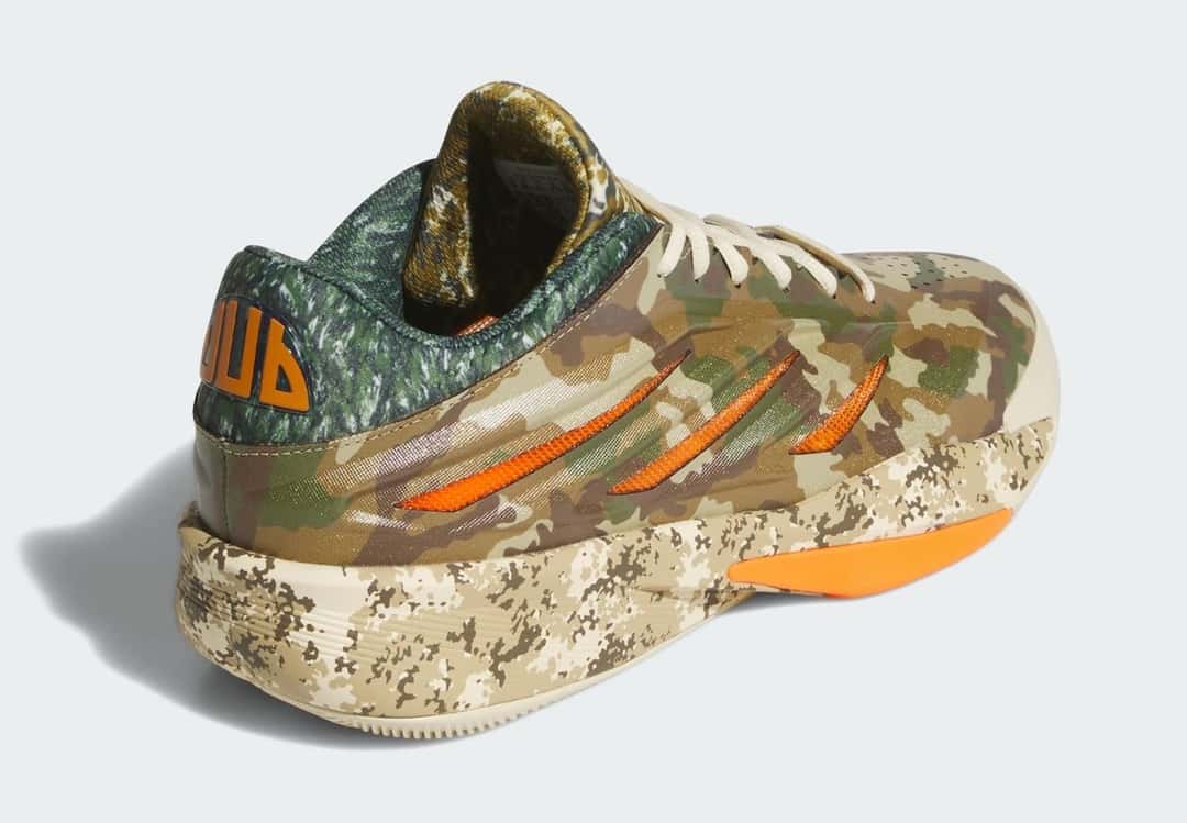 Talón de la adidas Crazy Energy What The Camo, con el cuello verde, el logo naranja y la entresuela de camuflaje digital