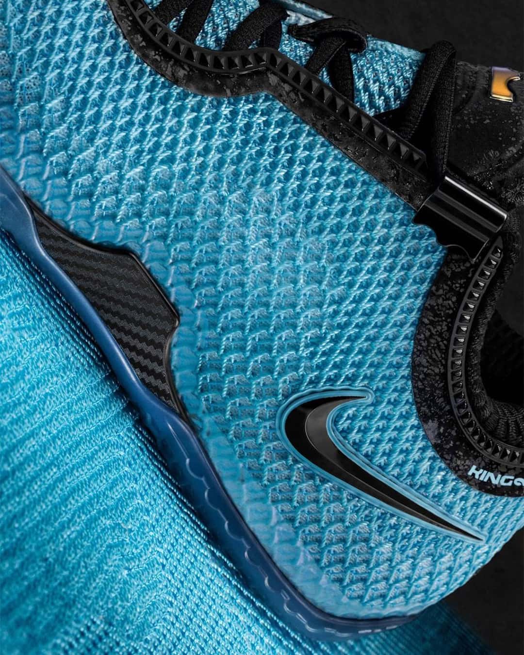 Detalle del tejido KingKnit azul de la Nike LeBron 24 Stars, con el Swoosh negro y la suela traslúcida