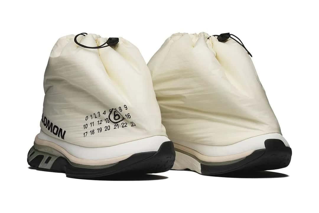 MM6 Maison Margiela x Salomon XT-Boot en blanco, con la funda acolchada cerrada con cordón y los números de MM6 estampados