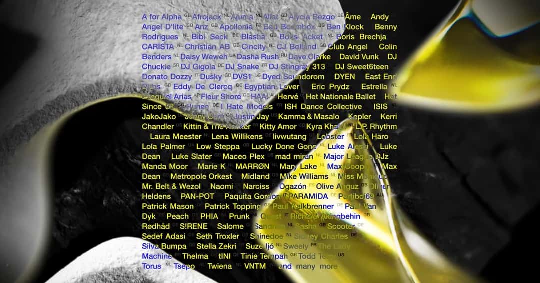 Imagen oficial del lineup de 30 YEARS ADE: decenas de nombres de artistas en letras azules, entre ellos Ben Klock, Eric Prydz, Kittin & The Hacker, Maceo Plex y Paul Kalkbrenner, sobre una escultura plateada y amarilla