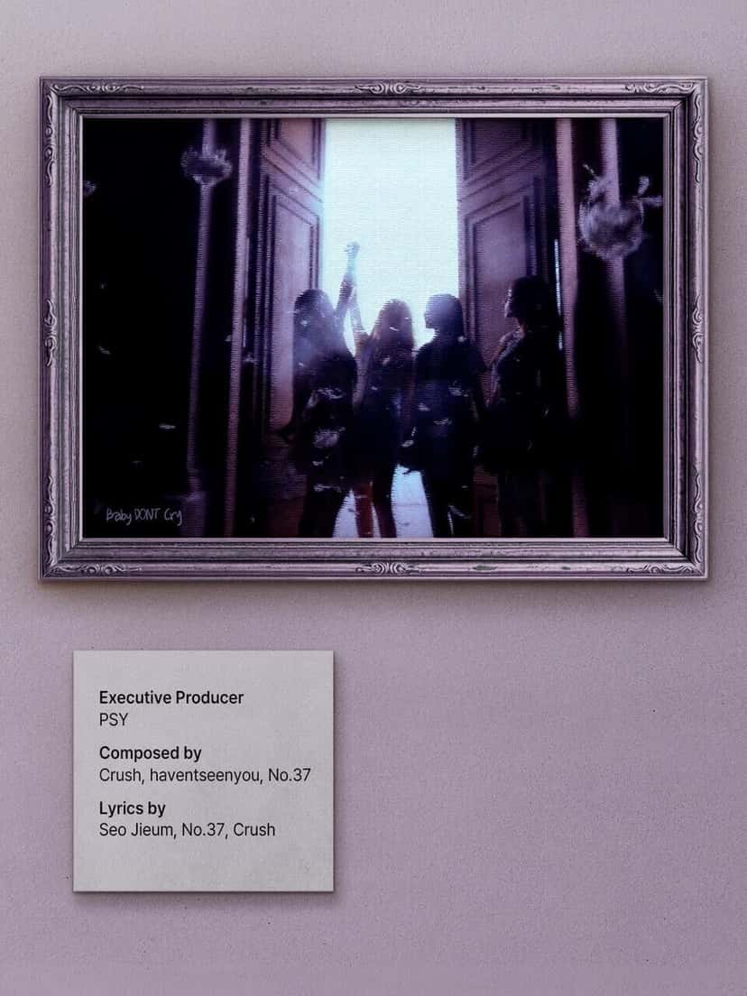 Imagen oficial con los créditos de «Replay»: un cuadro con las cuatro integrantes a contraluz y, debajo, una placa con los nombres de PSY como productor ejecutivo y de Crush, haventseenyou, No.37 y Seo Jieum como autores