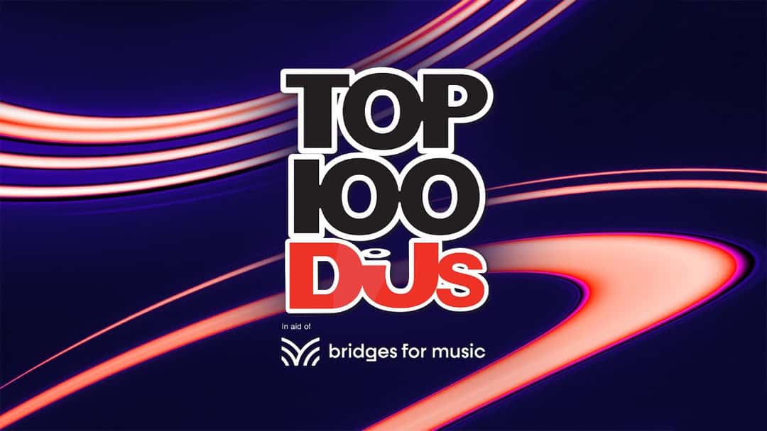 Logo oficial del Top 100 DJs en negro, blanco y rojo, con la leyenda «In aid of bridges for music» abajo, sobre un fondo violeta con curvas de luz rojas y blancas