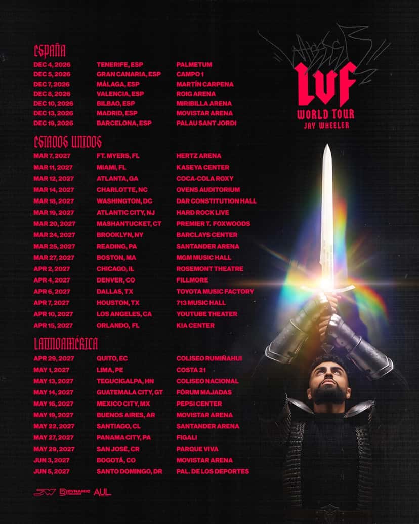 Afiche oficial de «La Voz Favorita World Tour» de Jay Wheeler, con la lista completa de fechas por España, Estados Unidos y Latinoamérica en letras rojas sobre fondo negro, y el artista con armadura sosteniendo una espada