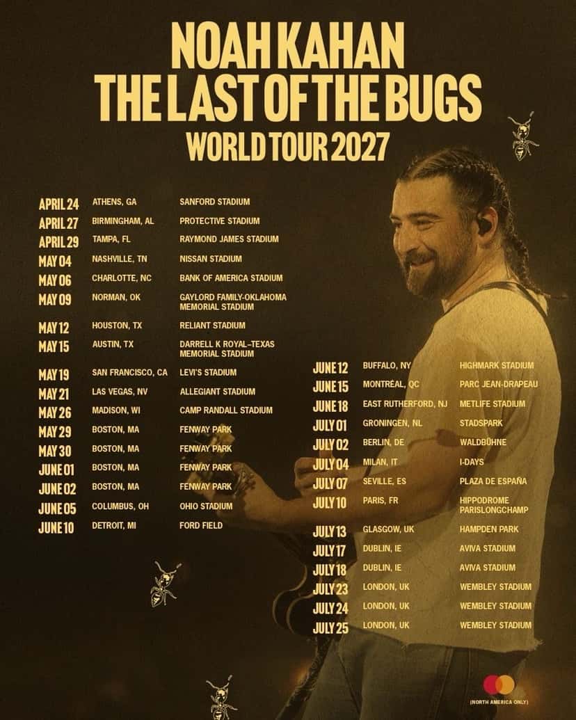 Afiche oficial de The Last of the Bugs World Tour 2027 de Noah Kahan: el músico sonríe con una guitarra en la mano sobre un fondo marrón y dorado, junto a la lista completa de fechas, ciudades y estadios de la gira