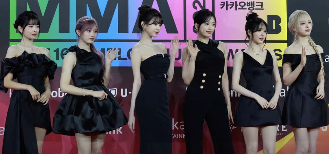 Las seis integrantes de IVE posando con vestidos negros en la alfombra roja de los Melon Music Awards de 2024 (foto de archivo). Foto: K-POPIT, CC BY 3.0, vía Wikimedia Commons