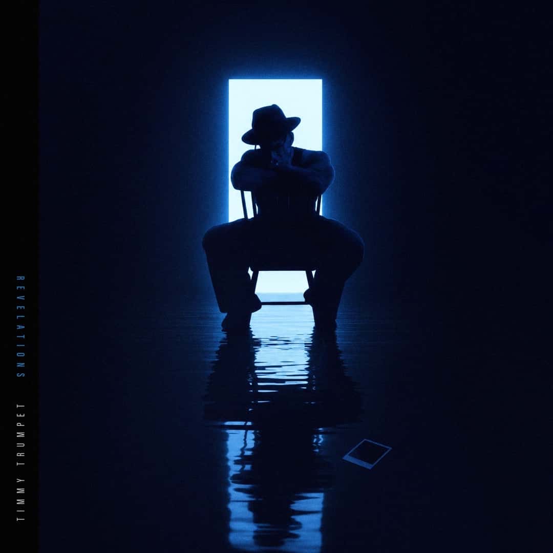 Portada de «REVELATIONS», de Timmy Trumpet: una silueta con sombrero sentada en una silla frente a una puerta iluminada de azul, reflejada en un piso con agua