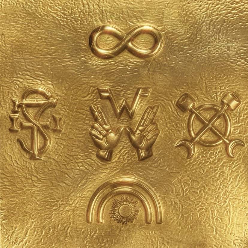 Portada del disco «Weezer» de 2026, el disco dorado: una placa de metal dorado con el logo de la banda en el centro, rodeado por un símbolo de infinito, un arcoíris con un sol y otros dos emblemas en relieve