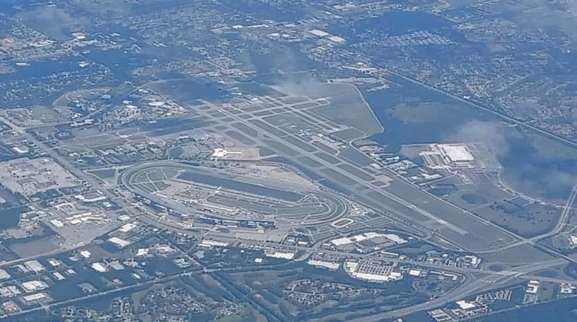 Vista aérea de Daytona Beach en abril de 2023, con el óvalo del Daytona International Speedway abajo a la izquierda y las pistas del aeropuerto al lado (foto de archivo). Foto: Mx. Granger, CC0, vía Wikimedia Commons