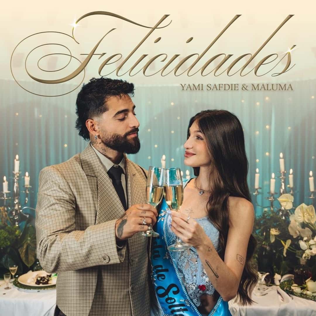 Portada oficial de «Felicidades»: Maluma, con saco a cuadros y corbata, y Yami Safdie, con una banda celeste de «soltera» cruzada sobre el vestido, brindan con copas de champán frente a una mesa con velas y flores blancas, bajo el título en letras doradas