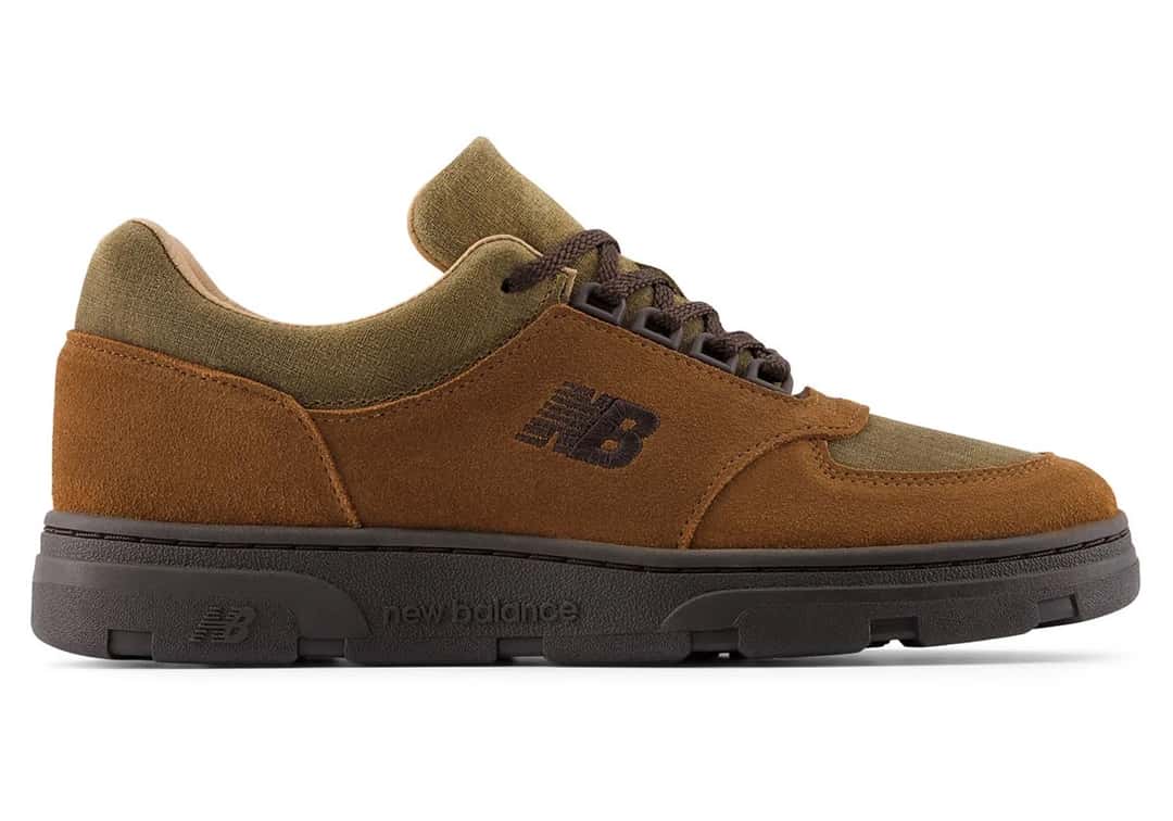 New Balance Allerdale Moorland Textures de perfil, lado externo, con gamuza marrón, logo NB bordado en marrón oscuro, paneles verde oliva en la puntera y el cuello, y la palabra new balance en relieve sobre la suela