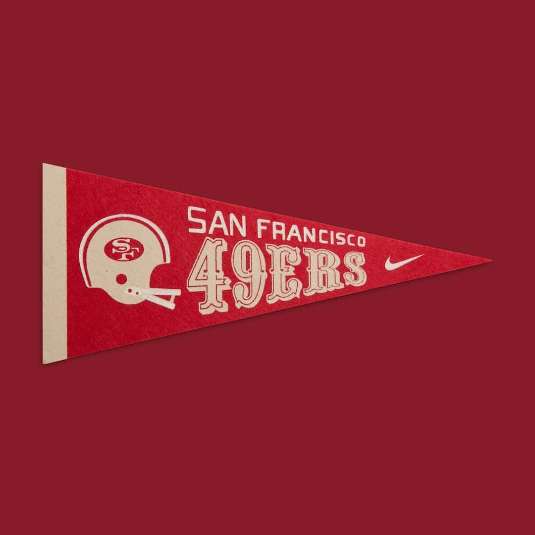 Banderín de fieltro rojo de los San Francisco 49ers con el casco del equipo y el Swoosh, incluido como accesorio en el pack