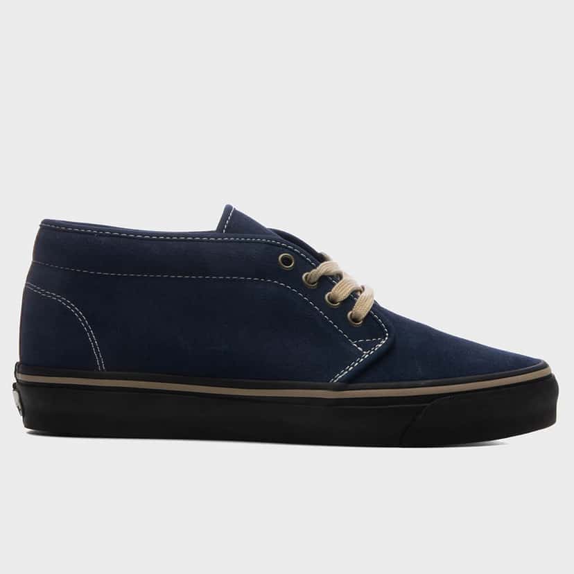 OTW by Vans Chukka 49 Vibram Dress Blue de perfil sobre fondo gris claro, con gamuza azul marino, costuras claras, cordones beige, ojales metálicos y suela negra con línea tostada