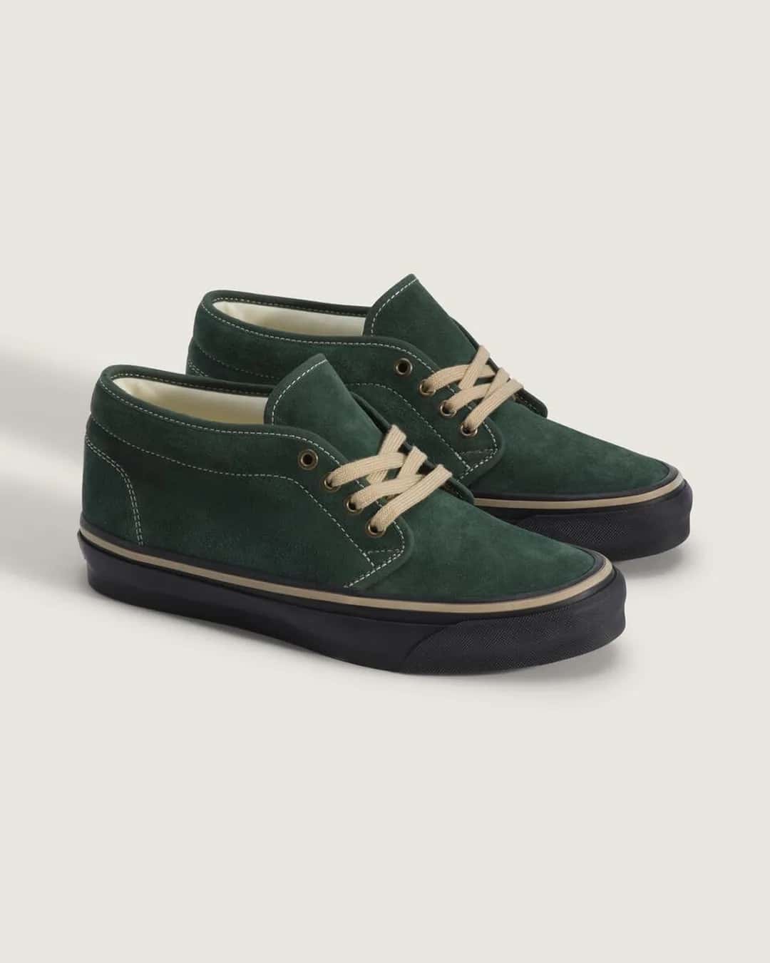 Par de OTW by Vans Chukka 49 Vibram Oil Green sobre fondo claro, con gamuza verde oscura, costuras claras, cordones beige, ojales metálicos, línea tostada y suela negra