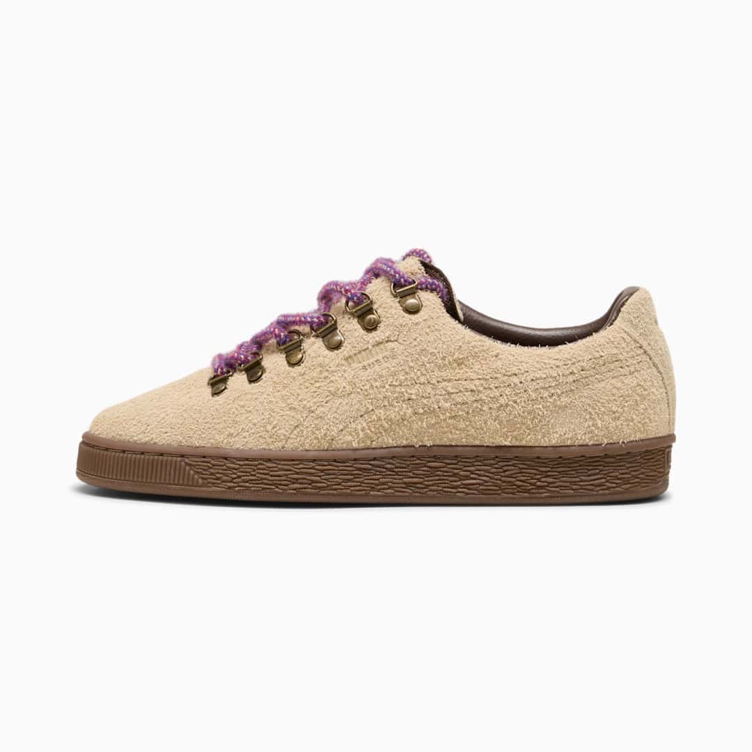 PUMA Suede Hike Cashew-Gum de perfil, gamuza de pelo largo color arena, ganchos metálicos dorados, cordones violetas y suela gum