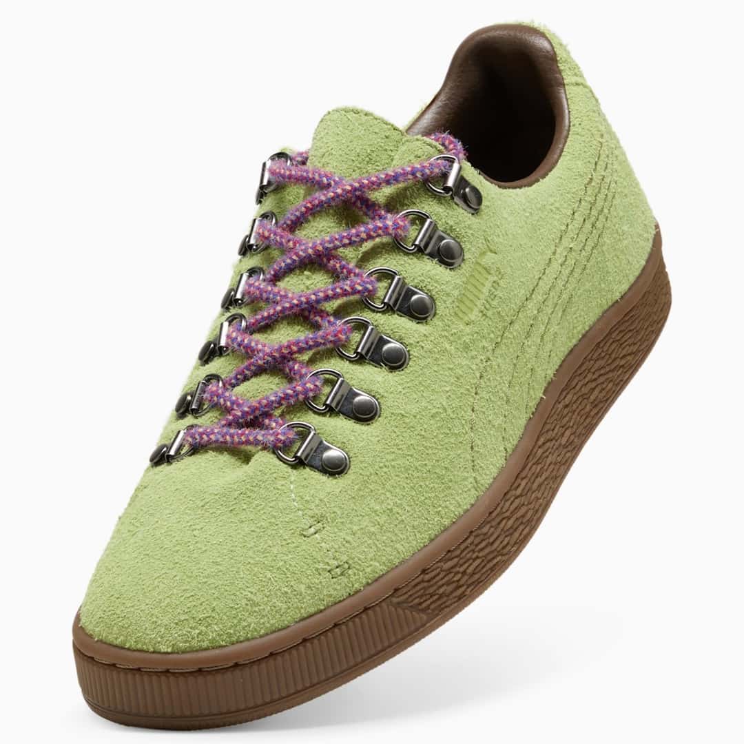 PUMA Suede Hike Wild Fern-Gum en vista de tres cuartos, con seis pares de ganchos metálicos y cordones trenzados violeta y rosa