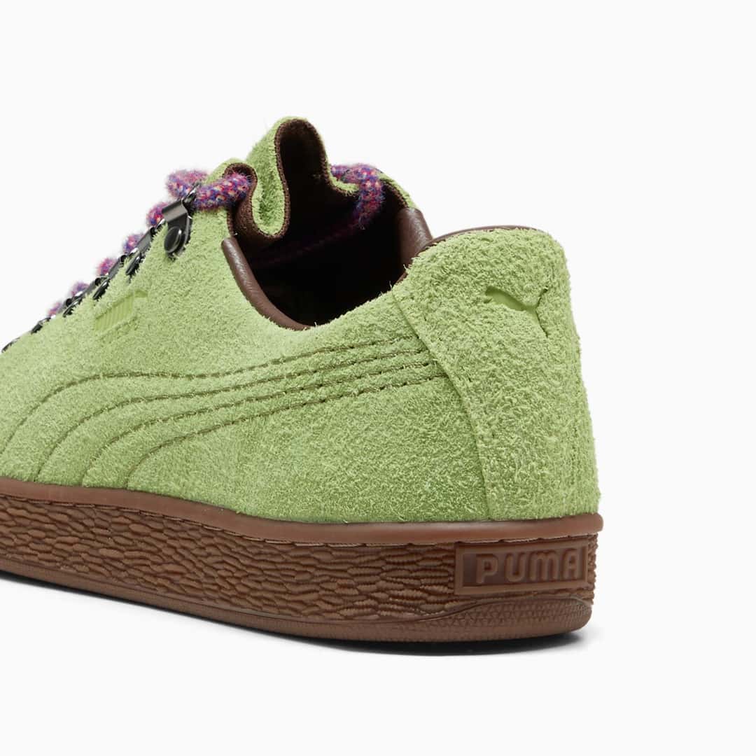 Vista superior y suela del PUMA Suede Hike Wild Fern-Gum, con los ganchos metálicos y la suela de goma gum con el logo PUMA