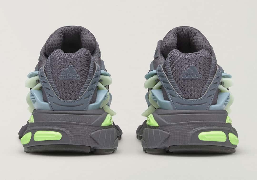 Talón del Pharrell x adidas Adistar Jellyfish Storm con el logo adidas en relieve, las capas celestes y verdes a los costados y los pods volt en la mediasuela gris