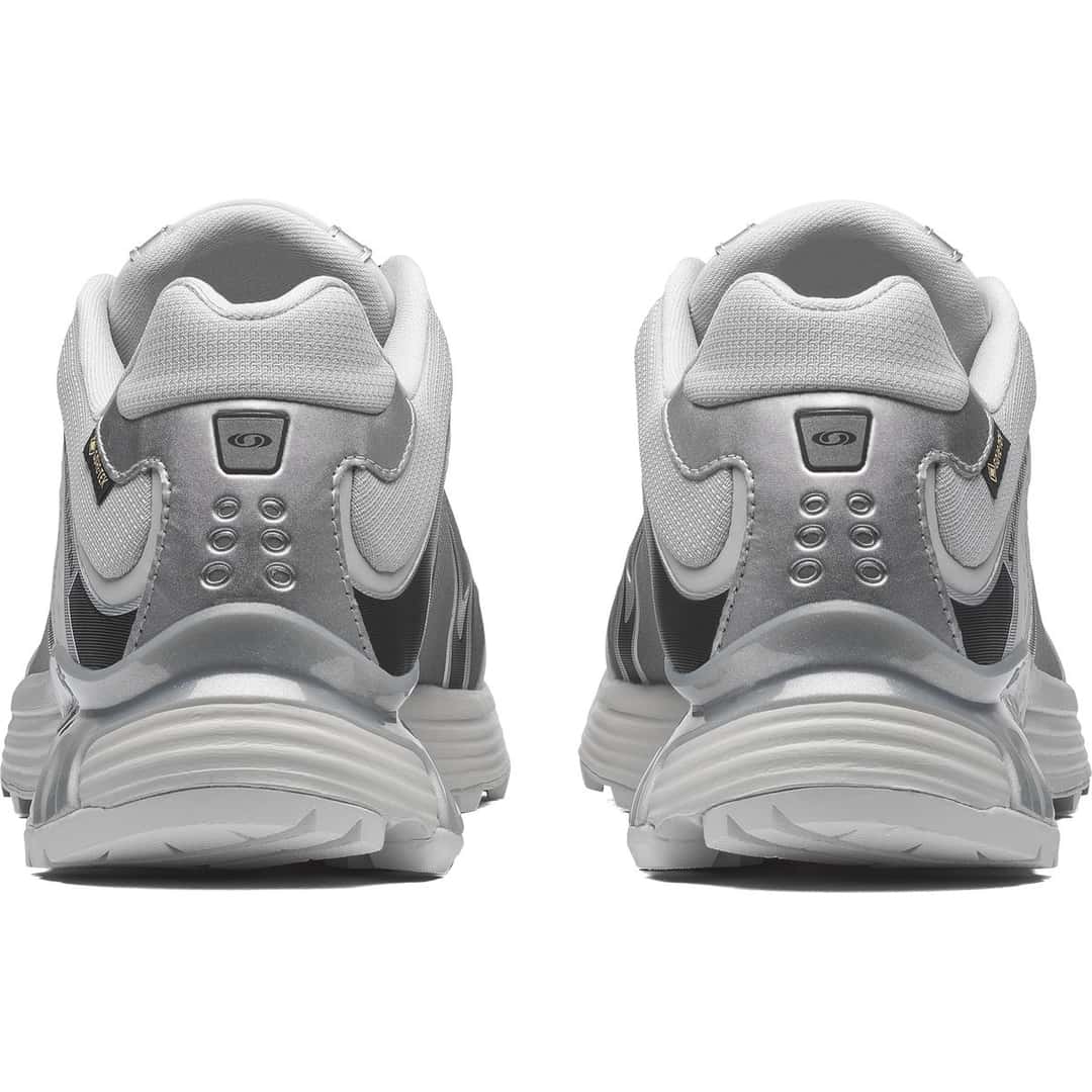 Talones de las Salomon XT-Whisper GORE-TEX Gray Violet, con detalles plateados y el logo de Salomon