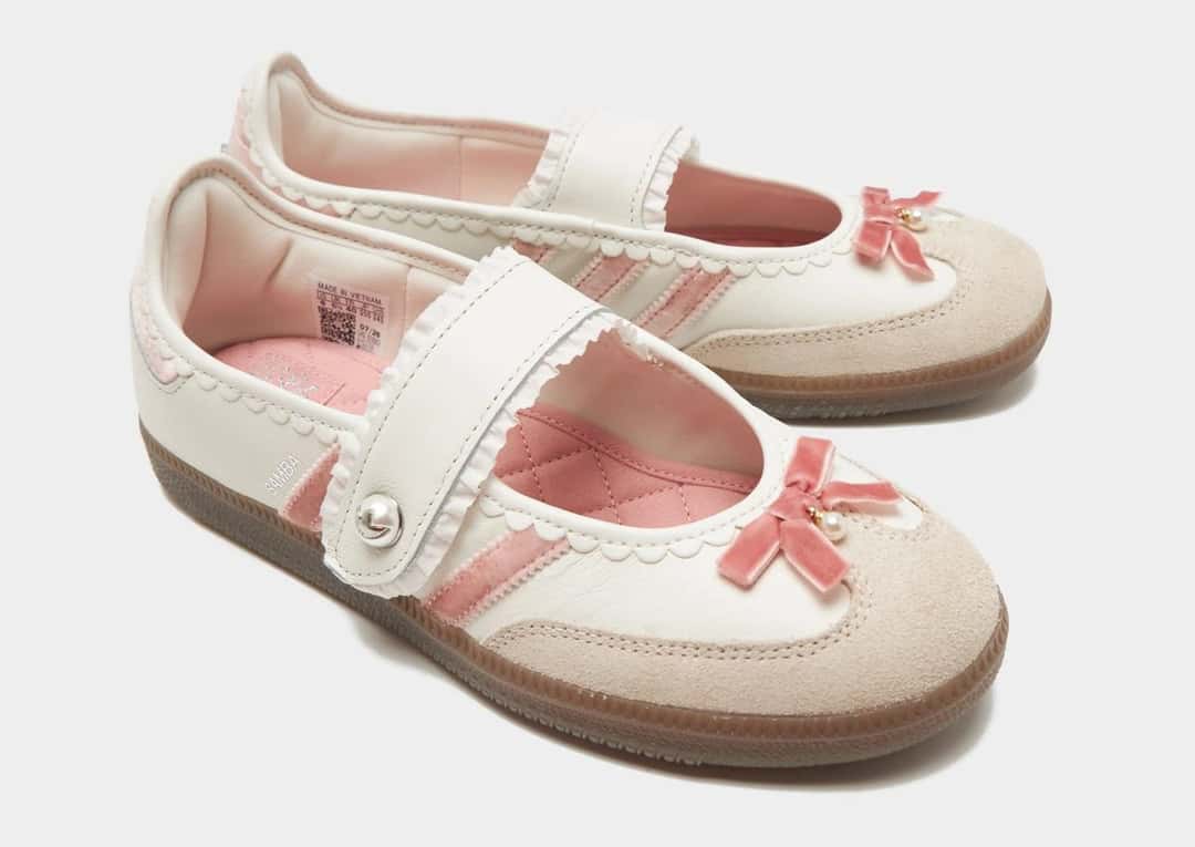 Par de adidas Samba Jane Bow de base clara con franjas rosas, moño rosa en la punta, correa con volado y botón tipo perla