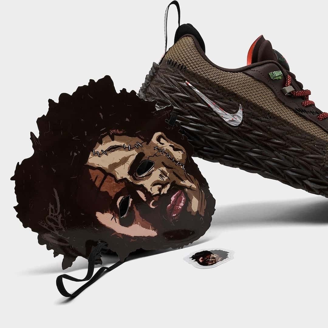 Nike ST Charge Halloween de Cade Cunningham de costado junto a la máscara ilustrada que lo acompaña, con la cara de Cade convertida en Leatherface, piel cosida con puntadas y elástico negro, y un sticker chico con la misma imagen, sobre fondo blanco