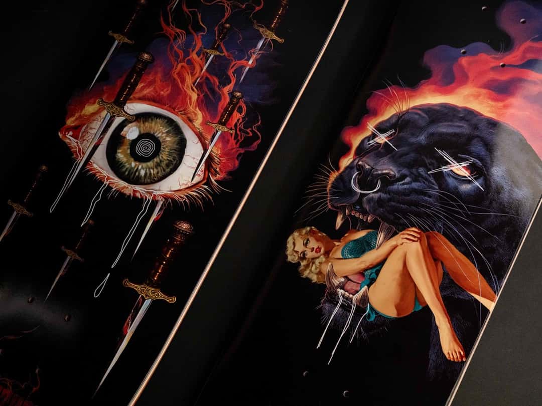 Dos tablas pro de Mathias Torres para Creature: a la izquierda un ojo en llamas atravesado por puñales y a la derecha un jaguar negro con los ojos tachados que sostiene a una mujer rubia entre los colmillos