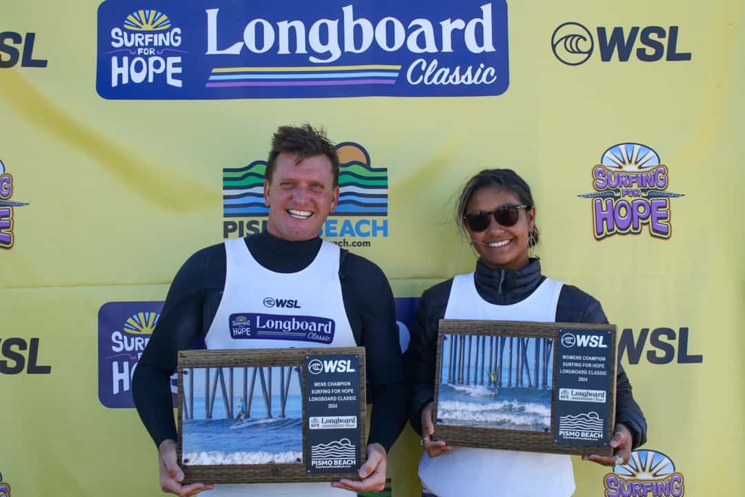 Foto de archivo: Cole Robbins y Malia Ilagan posan con las placas de campeones de la edición 2024 del Surfing For Hope Longboard Classic frente al panel del evento