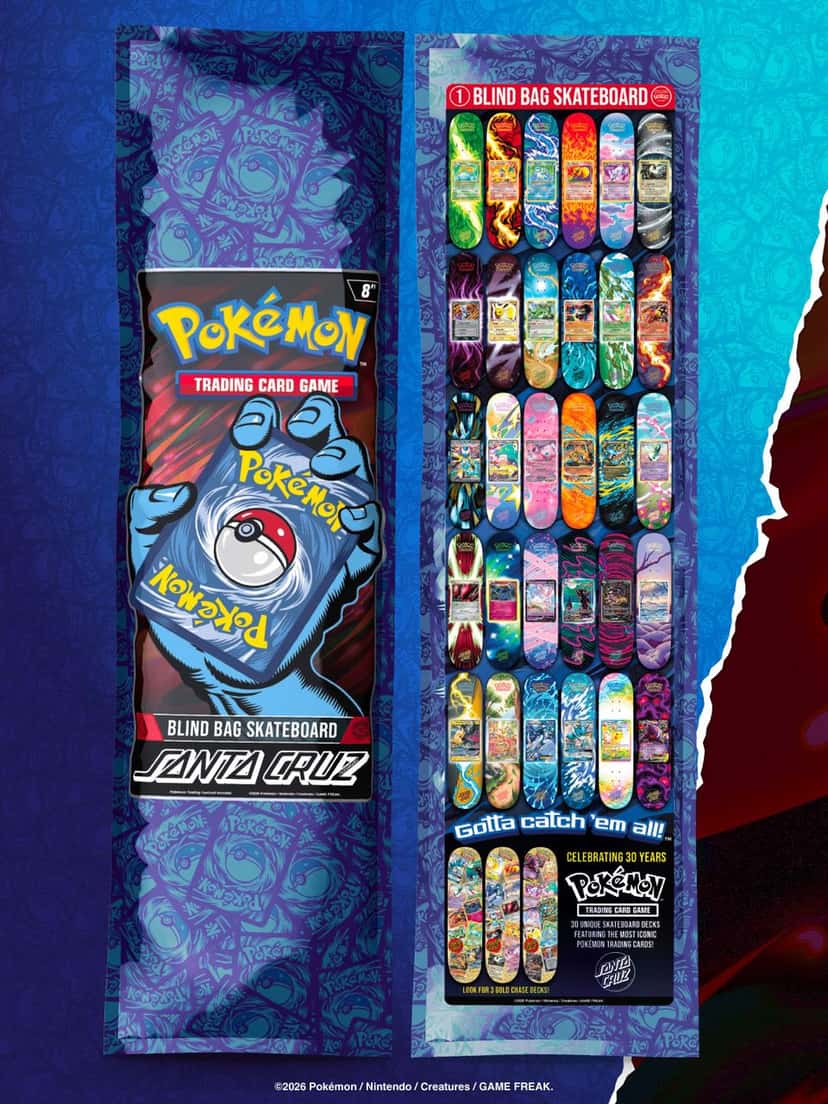 Frente y dorso de la bolsa cerrada de la tabla Santa Cruz x Pokémon: adelante, la mano de Santa Cruz sostiene una carta; atrás, los 30 diseños y las 3 tablas doradas bajo la leyenda «Gotta catch 'em all!»